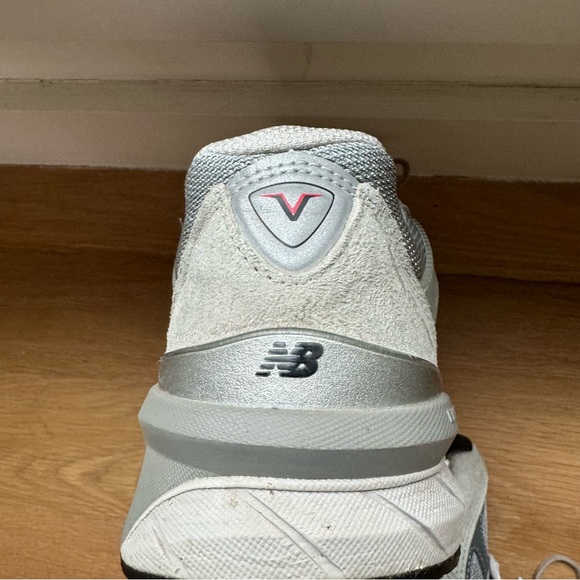NEW BALANCE® 990v5  size 9 - Picture 8 of 9
